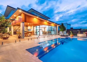 affordable-custom-pool-features-that-look-luxurious